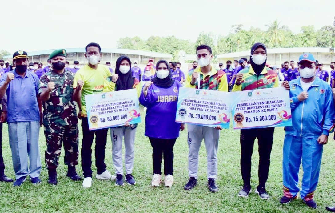Bupati Bengkalis Serahkan Bonus kepada 3 Atlet Peraih Medali PON XX Papua